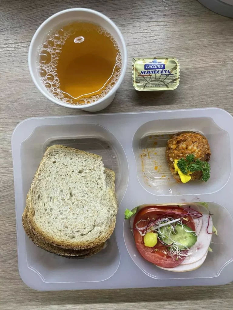 Kolacja: dieta z ograniczeniem łatwoprzyswajalnych węglowodanów (Chorzów, Sosnowiec) 
herbata - chleb graham – margaryna –  paprykarz – szynkowa dębowa – pomidor – sałata – ogórek – kiełki 
A: GLU, RYB, MLE 
