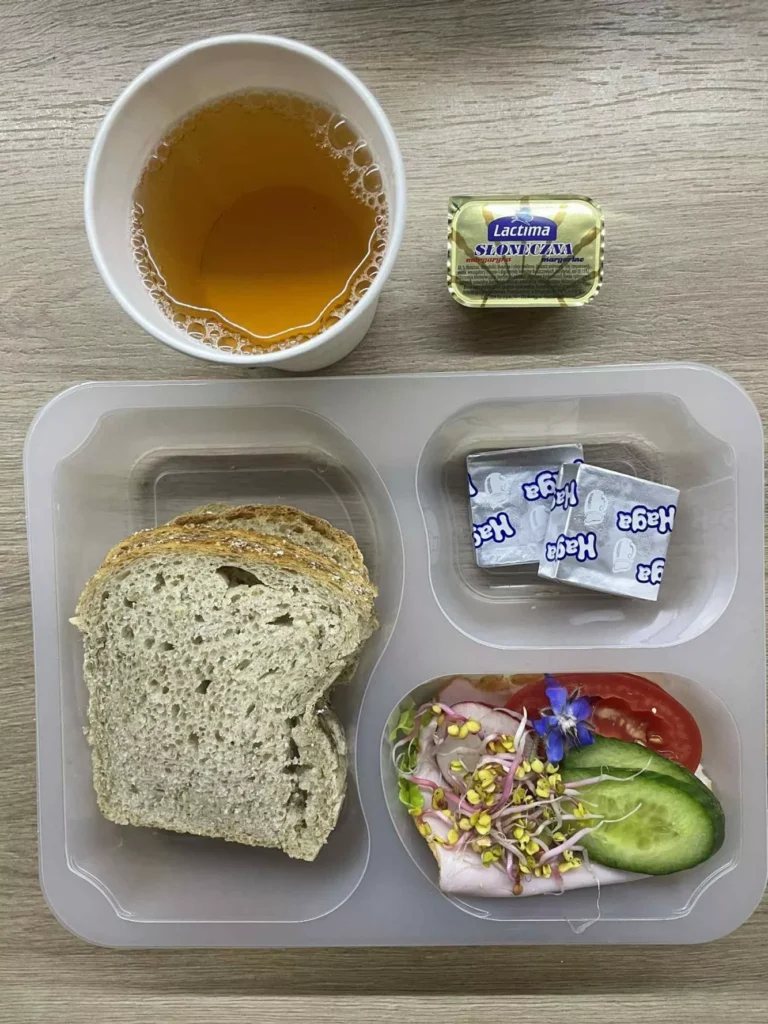 Kolacja: dieta z ograniczeniem łatwoprzyswajalnych węglowodanów (Chorzów, Sosnowiec) 
herbata - chleb graham – margaryna  - serek Kiri – szynka biała – ogórek – pomidor – sałata – kiełki 
A: GLU, SOJ, MLE, SEL, GOR 
