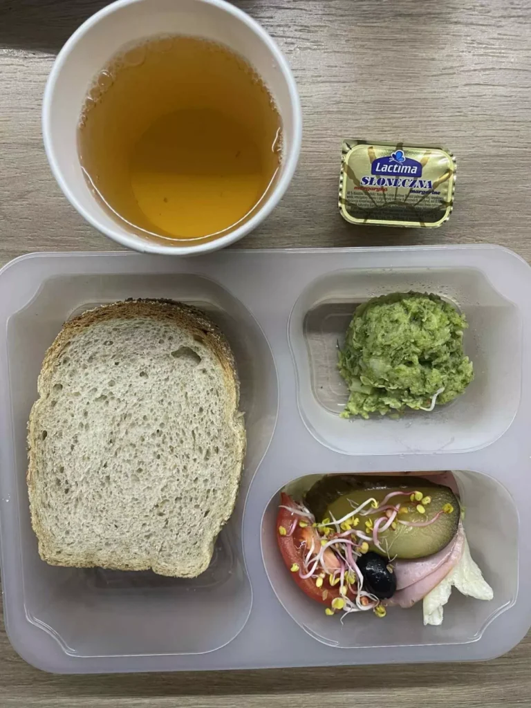 Kolacja: dieta z ograniczeniem łatwoprzyswajalnych węglowodanów (Chorzów, Sosnowiec) 
herbata - chleb graham – margaryna – pasta z brokułu – szynka rzeźnika – pomidor – ogórek – ogórek kiszony – sałata – oliwki – kiełki 
A: GLU, SOJ, MLE, SEL 
