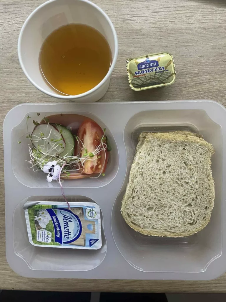 Kolacja: dieta z ograniczeniem łatwoprzyswajalnych węglowodanów  (Chorzów, Sosnowiec) 
herbata - chleb graham – margaryna –  serek Hochland – polędwica sopocka – ogórek  - pomidor – rzodkiewka – ogórek – sałata – kiełki 
A: GLU, SOJ, MLE, SEL 
