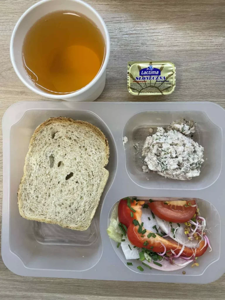 Kolacja: dieta z ograniczeniem łatwoprzyswajalnych węglowodanów (Chorzów, Sosnowiec) 
herbata - chleb graham – margaryna –  pasta z kurczaka z natką pietruszki – polędwica sopocka – pomidor – papryka – rzodkiewka – sałata – kiełki – szczypiorek 
A: GLU, SOJ, MLE, SEL 
