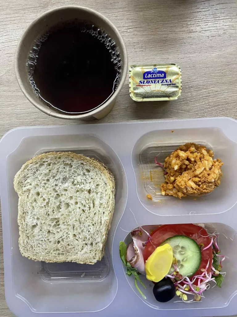 Kolacja: dieta z ograniczeniem łatwoprzyswajalnych węglowodanów (Chorzów, Sosnowiec) 
herbata - chleb graham – margaryna –  paprykarz – szynkowa dębowa – pomidor – ogórek – oliwki – kiełki 
A: GLU, RYB, MLE 
