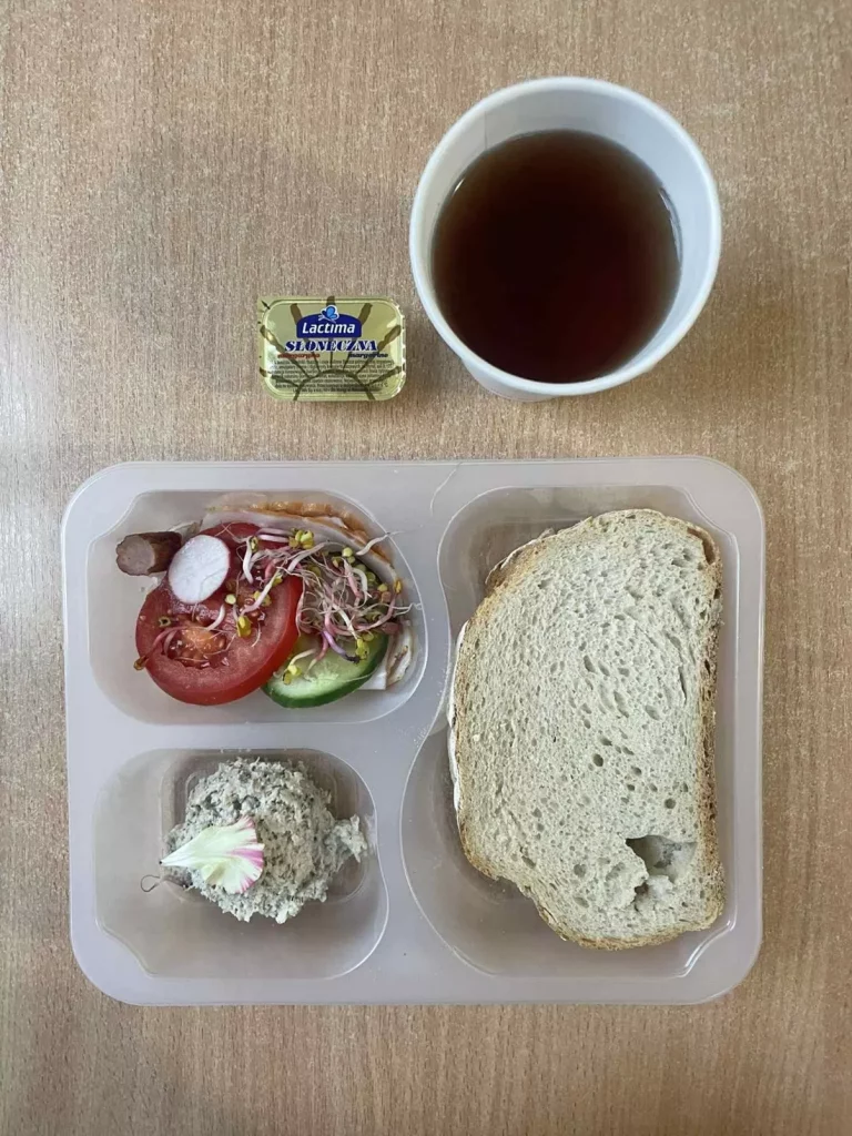 Kolacja: dieta podstawowa (Chorzów, Sosnowiec) 
Herbata – chleb śląski – margaryna – pasta z kurczaka z natką pietruszki – szynka biała – ogórek – sałata – pomidor – kiełki 
A: GLU, SOJ, MLE, SEL, GOR 
