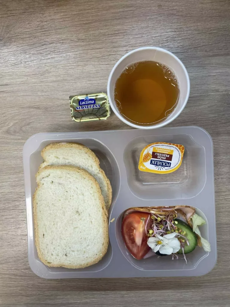 Kolacja: dieta podstawowa (Chorzów, Sosnowiec) 
Herbata – chleb śląski – margaryna – miód pszczeli – szynka konserwowa wieprzowa – szynka konserwowa – ogórek – pomidor – sałata – kiełki 
A: GLU, SOJ, MLE, SEL, GOR 
