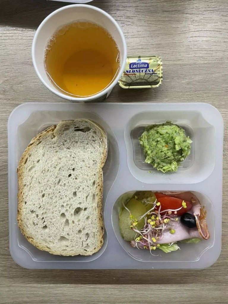 Kolacja: dieta podstawowa (Chorzów, Sosnowiec) 
Herbata – chleb śląski – margaryna –   pasta z brokułu – szynka rzeźnika – pomidor – ogórek – ogórek kiszony – oliwki – kiełki – sałata 
A: GLU, SOJ, MLE, SEL 
