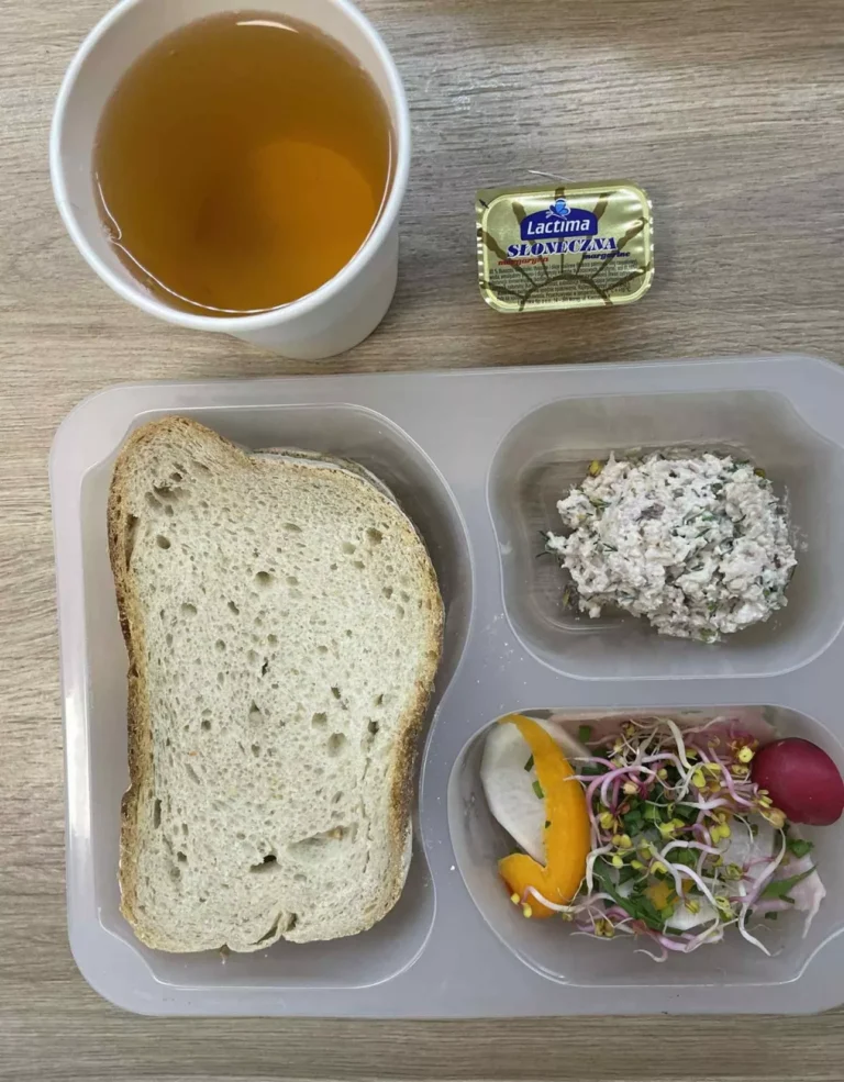 Kolacja: dieta podstawowa (Chorzów, Sosnowiec) 
Herbata – chleb śląski – margaryna –   pasta z kurczaka z natką pietruszki – polędwica sopocka – pomidor – papryka – kiełki – rzodkiewka – sałata  - szczypiorek
A: GLU, SOJ, MLE, SEL 
