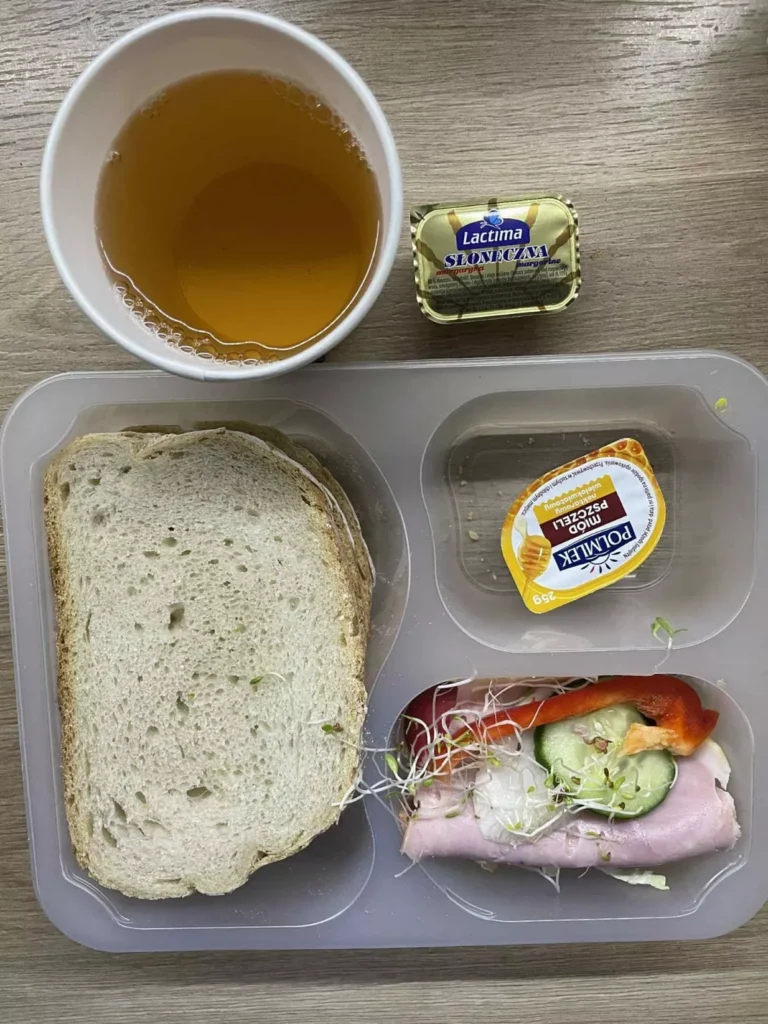 Kolacja: dieta podstawowa (Chorzów, Sosnowiec) 
Herbata – chleb śląski – margaryna – miód pszczeli – szynka konserwowa – ogórek – papryka – kiełki – rzodkiewka 
A: GLU, SOJ, MLE, SEL, GOR 
