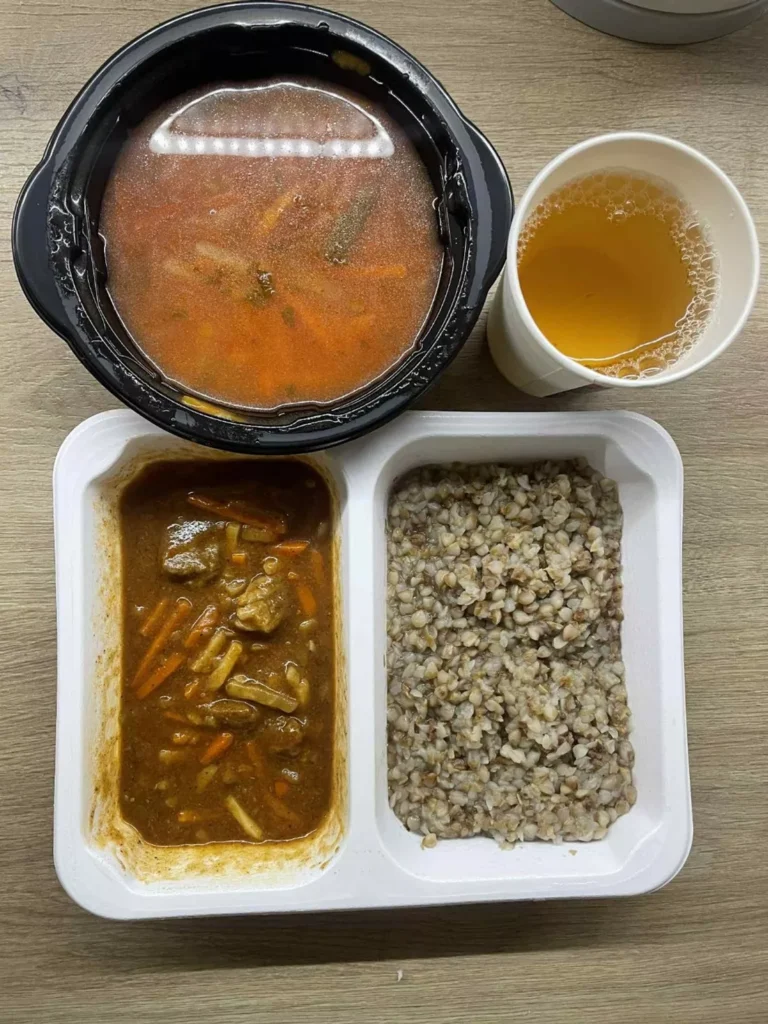 Obiad: dieta z ograniczeniem łatwoprzyswajalnych węglowodanów (Chorzów, Sosnowiec) 
Zupa pomidorowa z ziemniakami – gulasz z szynki z warzywami – kasza gryczana – kompot
A: GLU, MLE, SEL 
