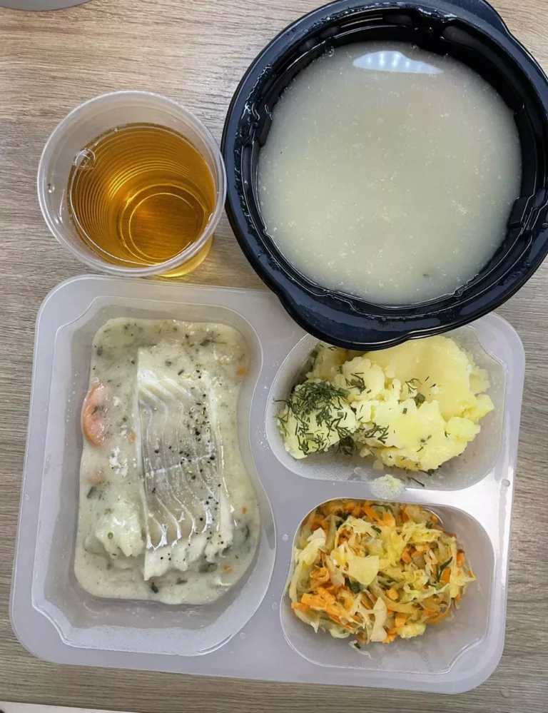 Obiad: dieta z ograniczeniem łatwoprzyswajalnych węglowodanów (Chorzów, Sosnowiec) 
Zupa pieczarkowa z makaronem pełnoziarnistym – ryba pieczona – kapusta kiszona – ziemniaki – kompot
A: GLU, MLE, SEL 
