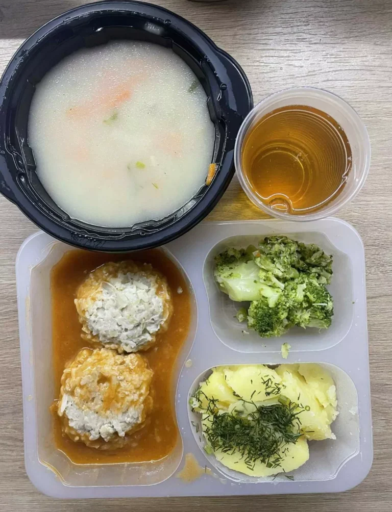 Obiad: dieta podstawowa (Chorzów, Sosnowiec) 
Zupa koperkowa z brązowym ryżem – gołąbki bez zawijania w sosie pomidorowym – brokuły gotowane – ziemniaki – kompot
A: GLU, JAJ, MLE, SEL 
