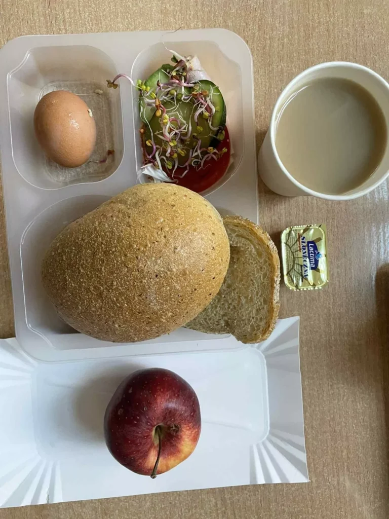 Śniadanie: dieta z ograniczeniem łatwoprzyswajalnych węglowodanów (Chorzów, Sosnowiec) 
kawa zbożowa - chleb graham – grahamka – margaryna – jaja gotowane -łopatka konserwowa – ogórek – sałata – kiełki – pomidor 
A: GLU, JAJ, SOJ, MLE, SEL, GOR  
