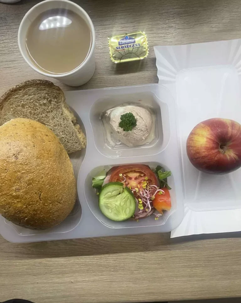 Śniadanie: dieta z ograniczeniem łatwoprzyswajalnych węglowodanów Chorzów, Sosnowiec) 
kawa zbożowa - chleb graham – margaryna – grahamka – pasta z twarogu z pomidorem i natką pietruszki – polędwica sopocka – rzodkiewka – sałata – pomidor – ogórek – papryka – kiełki 
A: GLU, SOJ, MLE, SEL 
