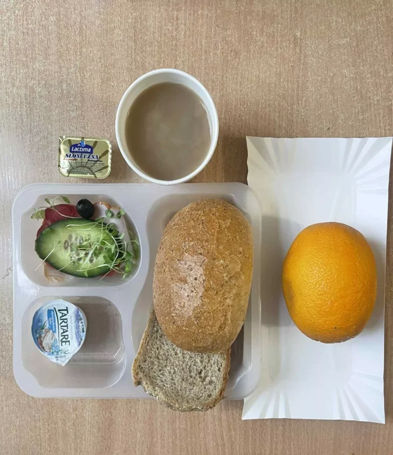 Śniadanie: Dieta z ograniczeniem  łatwoprzyswajalnych węglowodanów (Chorzów, Sosnowiec)
kawa zbożowa - chleb graham – grahamka – margaryna – polędwica sopocka – serek śmietankowy – pomidor – sałata – ogórek – kiełki – rzodkiewka – papryka - pomarańcz
A: GLU, SOJ, MLE, SEL
