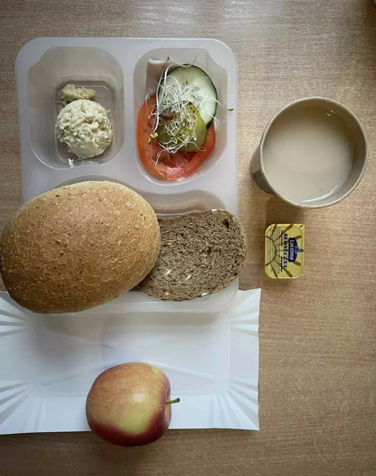 Śniadanie: dieta z ograniczeniem łatwoprzyswajalnych węglowodanów (Chorzów, Sosnowiec) 
kawa zbożowa - chleb graham – margaryna – grahamka – pasta serowa ze szczypiorkiem – pomidor – sałata – kiełki – ogórek – jabłko 
A: GLU, MLE 
