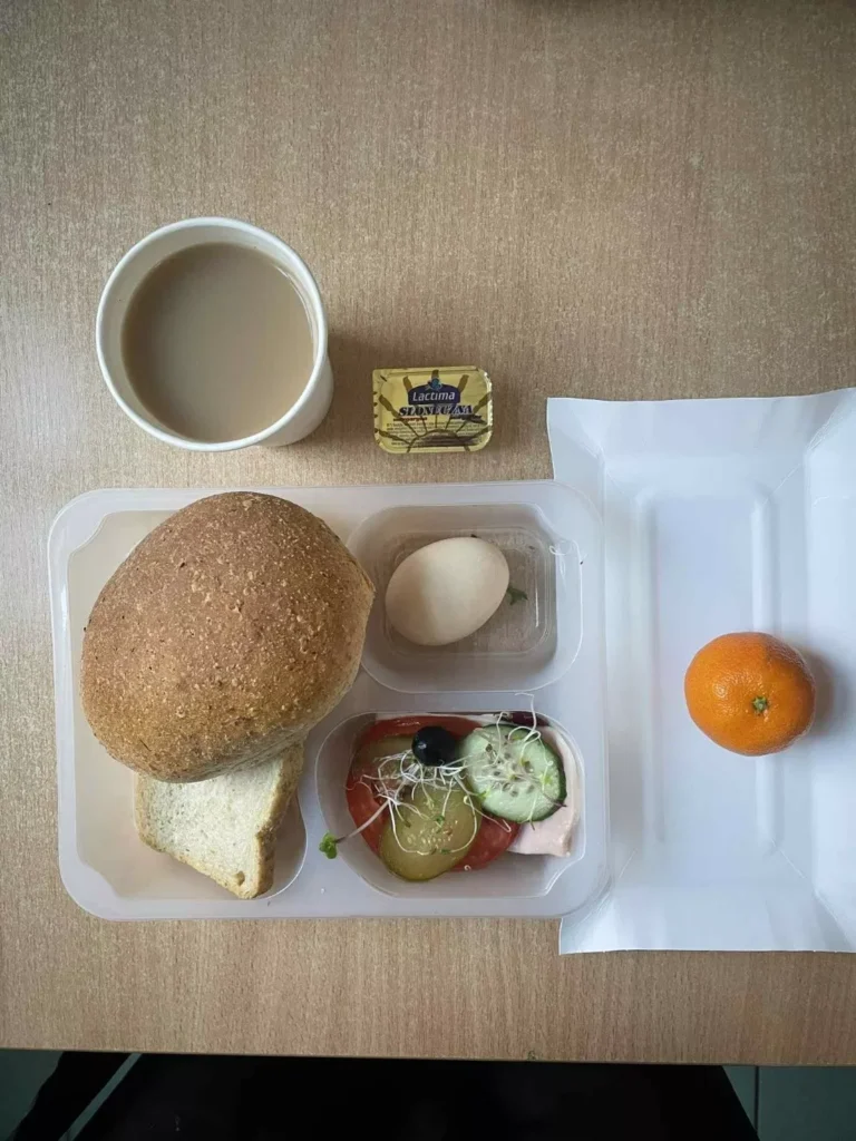 Śniadanie: dieta z ograniczeniem łatwoprzyswajalnych węglowodanów (Chorzów, Sosnowiec) 
kawa zbożowa - chleb graham – margaryna – grahamka – jaja gotowane – łopatka konserwowa – ogórek – sałata – ogórek kiszony – pomidor – kiełki – oliwki – madarynki 
A: GLU, JAJ, SOJ, MLE, SEL, GOR  
