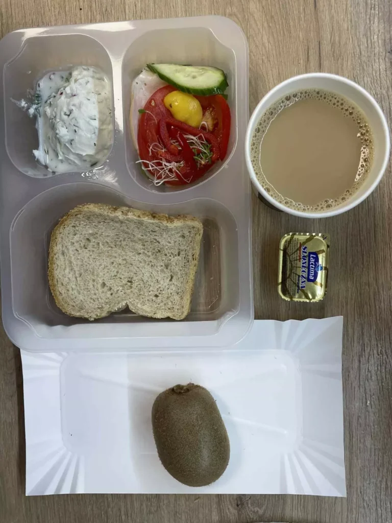 Śniadanie: dieta z ograniczeniem łatwoprzyswajalnych węglowodanów (Chorzów, Sosnowiec) 
kawa zbożowa - chleb graham – margaryna –  grahamka – pasta z twarogu z zielonym ogórkiem – polędwica sopocka – rzodkiewka – sałata – papryka – ogórek – pomidor – kiełki – kiwi
A: GLU, SOJ, MLE, SEL 
