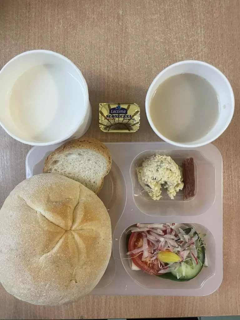 Śniadanie: dieta podstawowa (Chorzów, Sosnowiec) 
Zupa mleczna z płatkami owsianymi – kawa zbożowa – chleb śląski – kajzerka – margaryna – pasta serowa ze szczypiorkiem – pomidor – sałata – ogórek – rzodkiewka – kiełki 
A: GLU, MLE  
