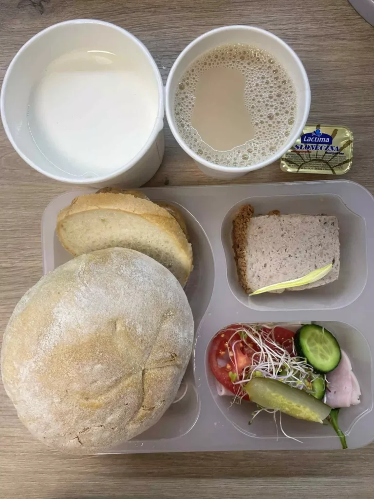 Śniadanie: dieta podstawowa (Chorzów, Sosnowiec) 
Zupa mleczna z płatkami gryczanymi – kawa zbożowa – chleb śląski – kajzerka – pasztet z kurczaka – szynka biała – papryka – sałata – pomidor – ogórek – ogórek kiszony – kiełki 
A: GLU, JAJ, SOJ, MLE, SEL, GOR 
