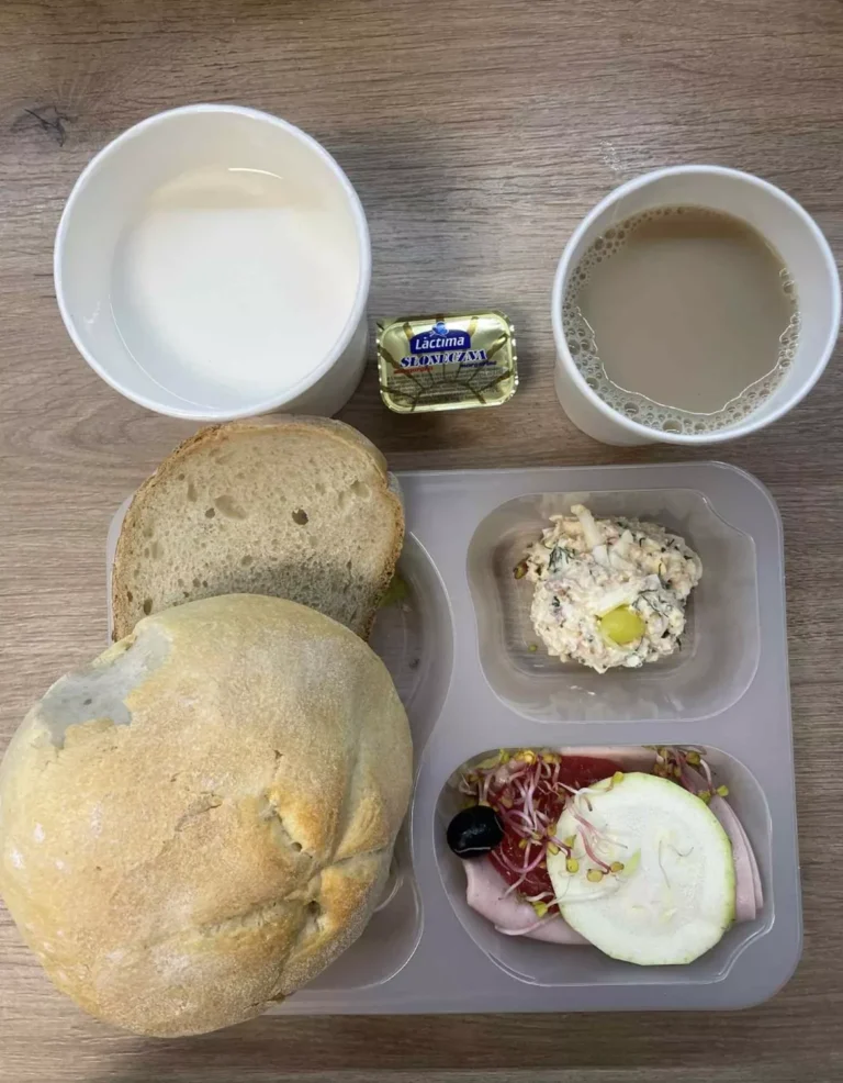 Śniadanie: dieta podstawowa (Chorzów, Sosnowiec) 
Zupa mleczna z kaszą manną – kawa zbożowa – chleb śląski – kajzerka – margaryna – pasta jajeczna z koperkiem i jogurtem – szynka rzeźnika – pomidor – sałata – oliwki – kalarepa – kiełki 
A: GLU, JAJ, SOJ, MLE, SEL, GOR 
