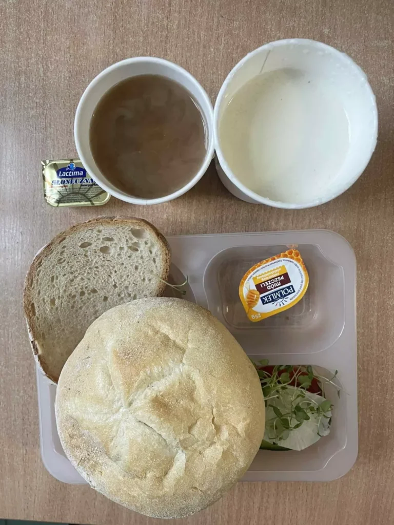 Śniadanie: dieta podstawowa (Chorzów, Sosnowiec) 
Zupa mleczna z płatkami owsianymi – kawa zbożowa – chleb śląski – kajzerka – margaryna – polędwica sopocka – miód pszczeli – pomidor – sałata – ogórek – kiełki 
A: GLU, SOJ, SEL  
