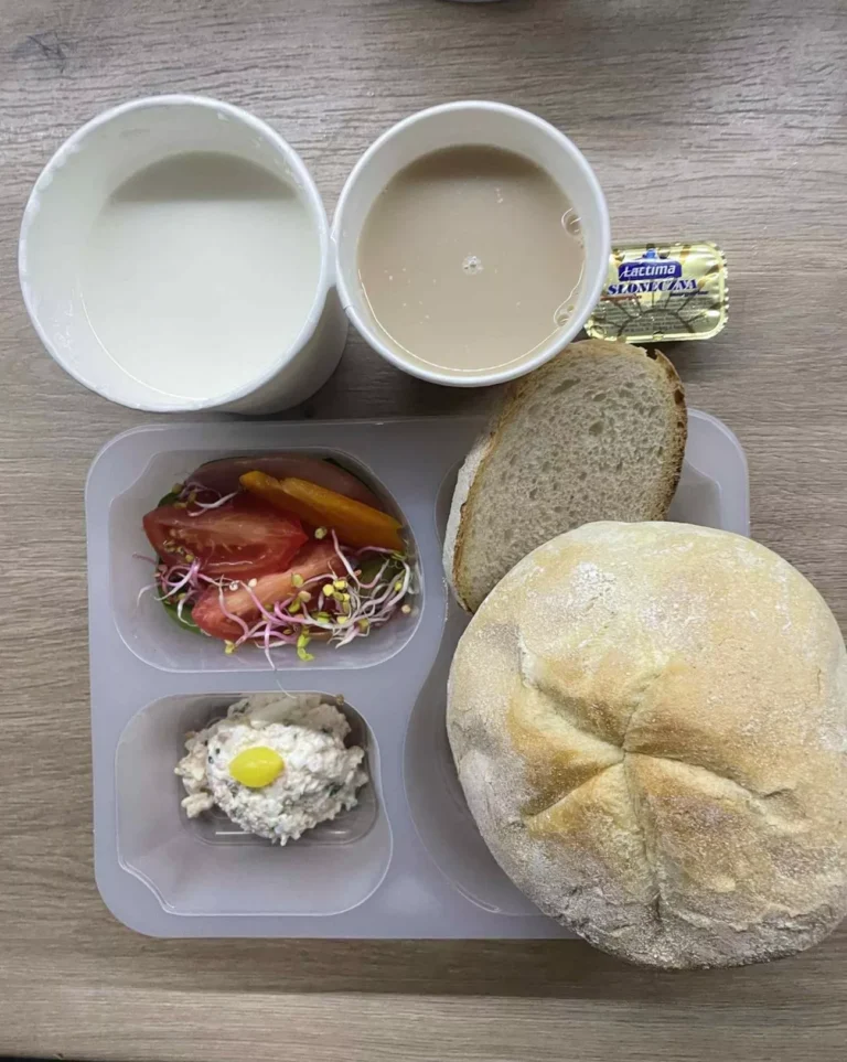 Śniadanie: dieta podstawowa (Chorzów, Sosnowiec) 
Zupa mleczna z kaszą orkiszową – kawa zbożowa – chleb śląski – kajzerka – margaryna –  grahamka – pasta jajeczna z koperkiem – szynka konserwowa – pomidor – sałata – papryka – kiełki 
A: GLU, JAJ, SOJ, MLE, SEL, GOR 
