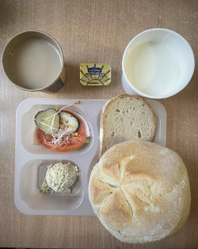 Śniadanie: dieta podstawowa (Chorzów, Sosnowiec) 
Zupa mleczna z płatkami owsianymi – kawa zbożowa – chleb śląski – kajzerka – margaryna – pasta serowa ze szczypiorkiem – szynkowa dębowa – pomidor – sałata – ogórek – kiełki 
A: GLU, MLE 
