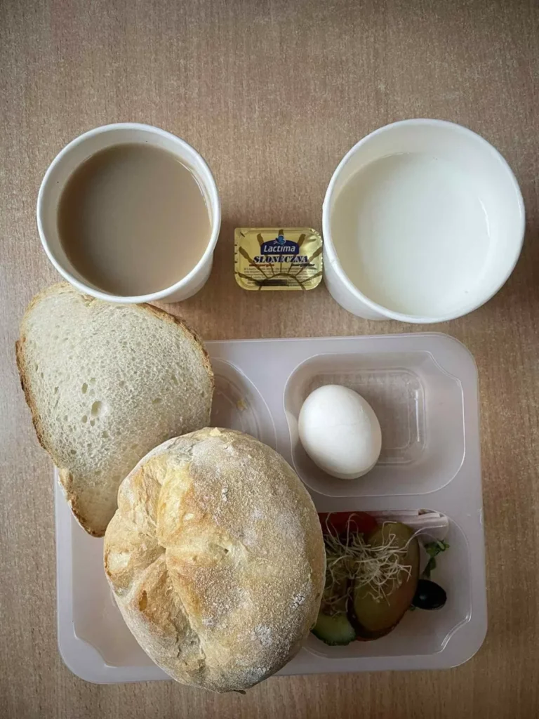 Śniadanie: dieta podstawowa (Chorzów, Sosnowiec) 
Zupa mleczna z brązowym ryżem – kawa zbożowa – chleb śląski – kajzerka – margaryna – łopatka konserwowa – jaja gotowane – ogórek – sałata – pomidor – ogórek kiszony – kiełki – oliwki 
A: GLU, JAJ, SOJ, MLE, SEL, GOR 
