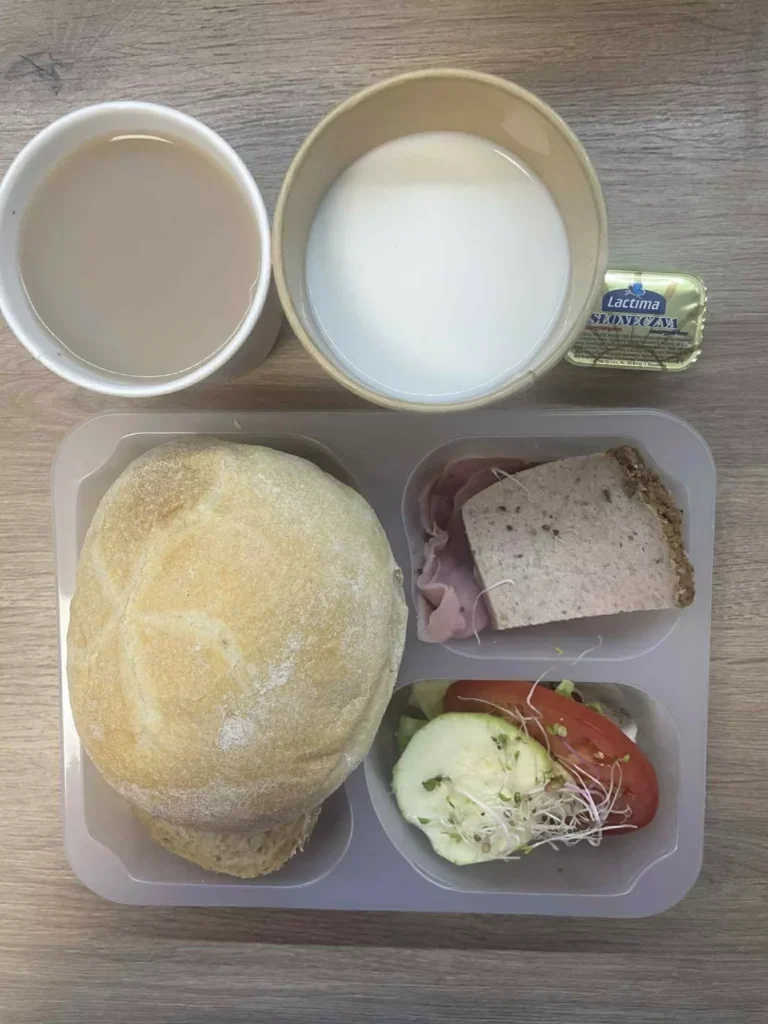 Śniadanie: dieta podstawowa (Chorzów, Sosnowiec) 
Zupa mleczna z płatkami gryczanymi – kawa zbożowa – chleb śląski – kajzerka – margaryna – pasztet z kurczaka – szynka biała – papryka – sałata – ogórek – cukinia – kiełki 
A: GLU, JAJ, SOJ, MLE, SEL, GOR 
