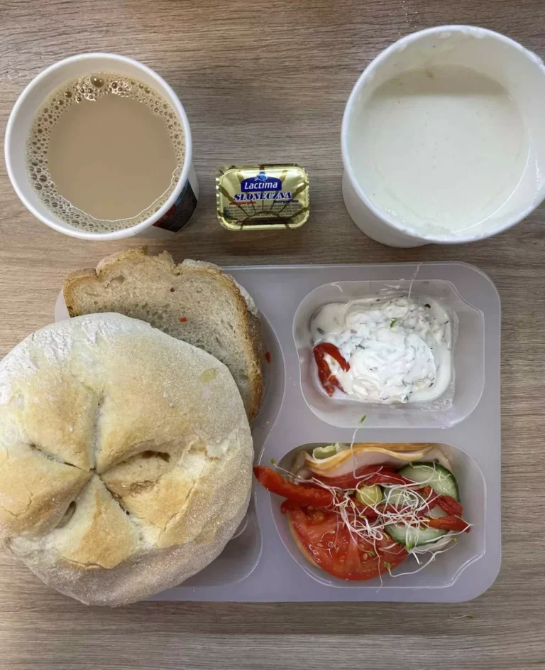 Śniadanie: dieta podstawowa (Chorzów, Sosnowiec) 
Zupa mleczna z kaszą manną – kawa zbożowa – chleb śląski – kajzerka – margaryna – pasta z twarogu z ogórkiem – polędwica sopocka – rzodkiewka – sałata – pomidor -papryka – kiełki 
A: GLU, SOJ, MLE, SEL 
