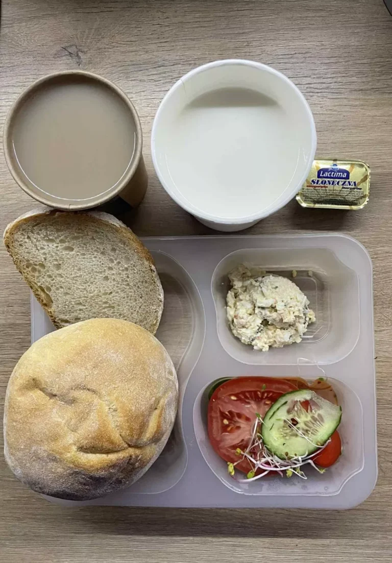 Śniadanie: dieta podstawowa (Chorzów, Sosnowiec) 
Zupa mleczna z kaszą orkiszową – kawa zbożowa – chleb śląski – kajzerka – margaryna – pasta jajeczna z koperkiem – szynka rzeźnika – pomidor – sałata – ogórek – kiełki 
A: GLU, JAJ, SOJ, MLE, SEL, GOR 
