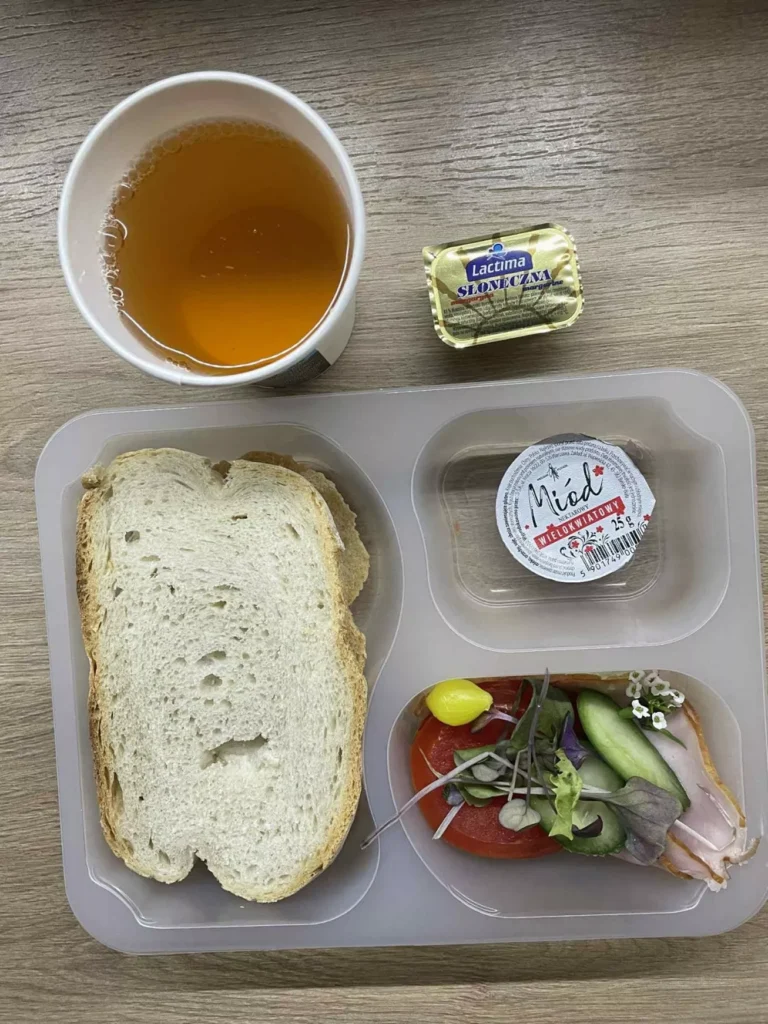 Kolacja: dieta podstawowa (Chorzów, Sosnowiec)
Herbata - chleb śląski - margaryna – miód pszczeli – łopatka konserwowa – ogórek pomidor – kiełki – sałata
A: GLU, SOJ, MLE, SEL, GOR
Kolacja: dieta podstawowa (Chorzów, Sosnowiec)
Herbata - chleb śląski - margaryna – miód pszczeli – łopatka konserwowa – ogórek pomidor – kiełki – sałata
A: GLU, SOJ, MLE, SEL, GOR