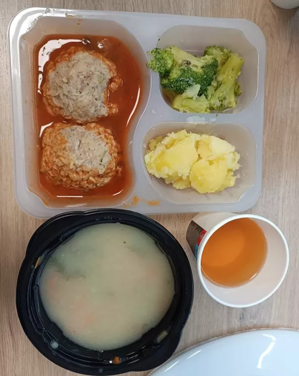 Obiad: dieta z ograniczeniem łatwoprzyswajalnych węglowodanów (Chorzów, Sosnowiec)
Zupa koperkowa z makaronem zacierką – gołąbki bez zawijania w sosie pomidorowym – ziemniaki – brokuły gotowane – kompot
A: GLU, JAJ, MLE, SEL
Obiad: dieta z ograniczeniem łatwoprzyswajalnych węglowodanów (Chorzów, Sosnowiec)
Zupa koperkowa z makaronem zacierką – gołąbki bez zawijania w sosie pomidorowym – ziemniaki – brokuły gotowane – kompot
A: GLU, JAJ, MLE, SEL