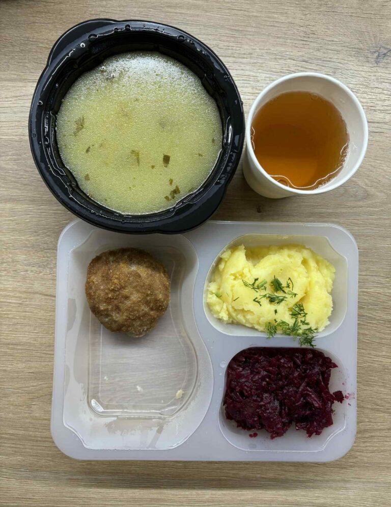 Obiad dieta podstawowa (Sosnowiec, Chorzów):
Zupa ogórkowa z ryżem brązowym – kotlet mielony – buraki z chrzanem- ziemniaki – kompot
A: GLU, JAJ, MLE, SEL
Obiad dieta podstawowa (Sosnowiec, Chorzów):
Zupa ogórkowa z ryżem brązowym – kotlet mielony – buraki z chrzanem- ziemniaki – kompot
A: GLU, JAJ, MLE, SEL