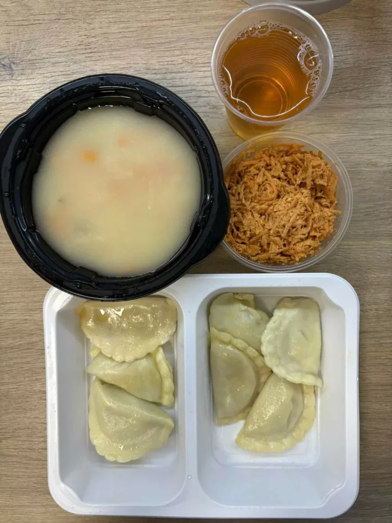 Obiad: dieta podstawowa (Chorzów, Sosnowiec)
Zupa z ciecierzycy – pierogi z serem białym – surówka z marchewki – kompot
A: GLU, MLE, SEL
Obiad: dieta podstawowa (Chorzów, Sosnowiec)
Zupa z ciecierzycy – pierogi z serem białym – surówka z marchewki – kompot
A: GLU, MLE, SEL