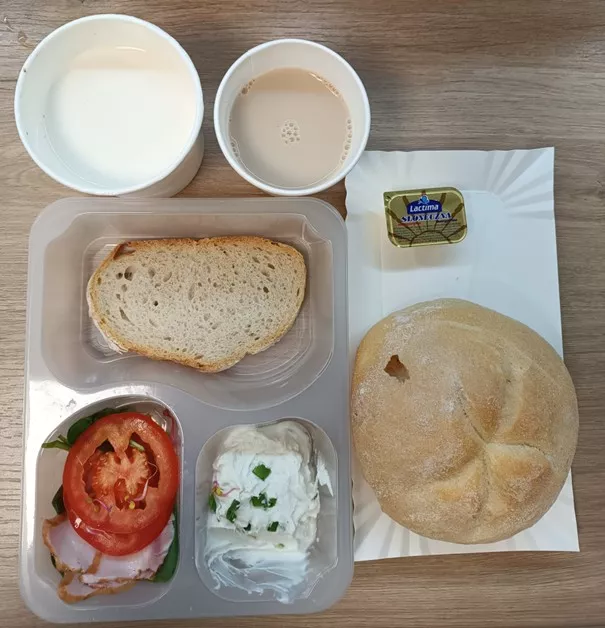 Śniadanie: dieta podstawowa (Chorzów, Sosnowiec)
Zupa mleczna z brązowym ryżem – kawa zbożowa – chleb śląski – kajzerka – margaryna – pasta z twarogu z ogórkiem – łopatka konserwowa – pomidor – sałata
A: GLU, SOJ, MLE, SEL, GOR
Śniadanie: dieta podstawowa (Chorzów, Sosnowiec)
Zupa mleczna z brązowym ryżem – kawa zbożowa – chleb śląski – kajzerka – margaryna – pasta z twarogu z ogórkiem – łopatka konserwowa – pomidor – sałata
A: GLU, SOJ, MLE, SEL, GOR