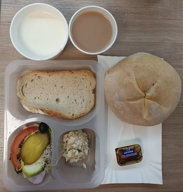 Śniadanie: dieta podstawowa (Chorzów, Sosnowiec)
Zupa mleczna z płatkami gryczanymi – kawa zbożowa – chleb śląski – kajzerka – margaryna – pasta jajeczna z koperkiem – polędwica sopocka – pomidor –ogórek - sałata
A: GLU, JAJ, SOJ, MLE, SEL, GOR
Śniadanie: dieta podstawowa (Chorzów, Sosnowiec)
Zupa mleczna z płatkami gryczanymi – kawa zbożowa – chleb śląski – kajzerka – margaryna – pasta jajeczna z koperkiem – polędwica sopocka – pomidor –ogórek - sałata
A: GLU, JAJ, SOJ, MLE, SEL, GOR