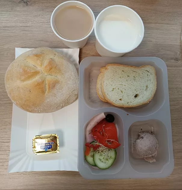 Śniadanie: dieta podstawowa (Chorzów, Sosnowiec)
Zupa mleczna z kaszą manną – kawa zbożowa – chleb śląski – kajzerka – margaryna – pasztet z kurczaka pieczony – szynka rzeźnika – papryka – ogórek – sałata
A: GLU, JAJ, SOJ, MLE, SEL, GOR
Śniadanie: dieta podstawowa (Chorzów, Sosnowiec)
Zupa mleczna z kaszą manną – kawa zbożowa – chleb śląski – kajzerka – margaryna – pasztet z kurczaka pieczony – szynka rzeźnika – papryka – ogórek – sałata
A: GLU, JAJ, SOJ, MLE, SEL, GOR