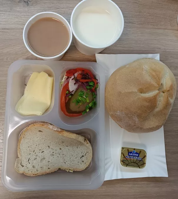 Śniadanie: dieta podstawowa (Chorzów, Sosnowiec)
Zupa mleczna z kaszą orkiszową – kawa zbożowa – chleb śląski – kajzerka – margaryna – ser żółty – szynkowa z kurczakiem – ogórek – pomidor – sałata
A: GLU, SOJ, MLE, GOR
Śniadanie: dieta podstawowa (Chorzów, Sosnowiec)
Zupa mleczna z kaszą orkiszową – kawa zbożowa – chleb śląski – kajzerka – margaryna – ser żółty – szynkowa z kurczakiem – ogórek – pomidor – sałata
A: GLU, SOJ, MLE, GOR