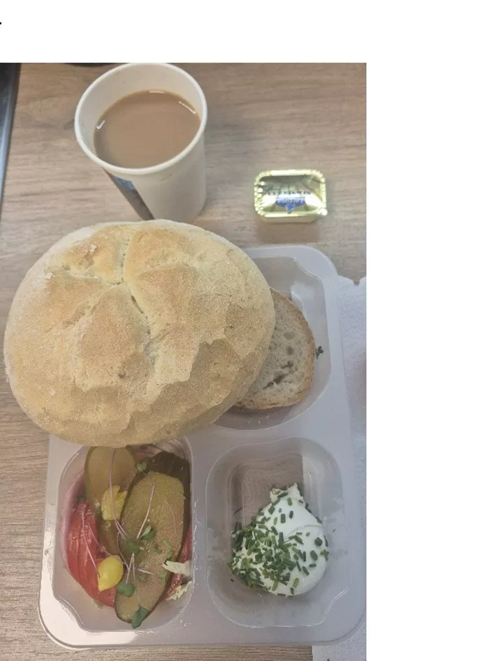 Śniadanie: dieta podstawowa (Chorzów, Sosnowiec) Zupa mleczna z płatkami owsianymi - kawa zbożowa - chleb śląski - kajzerka - szynka biała - ogórek – twaróg ze szczypiorkiem – pomidor – sałata – margaryna
A: GLU, JAJ, SOJ, MLE, SEL, GOR
Śniadanie: dieta podstawowa (Chorzów, Sosnowiec) Zupa mleczna z płatkami owsianymi - kawa zbożowa - chleb śląski - kajzerka - szynka biała - ogórek – twaróg ze szczypiorkiem – pomidor – sałata – margaryna
A: GLU, JAJ, SOJ, MLE, SEL, GOR