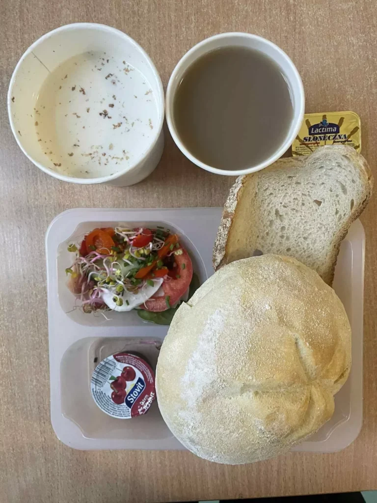 Śniadanie: dieta podstawowa (Chorzów, Sosnowiec)
Zupa mleczna z płatkami gryczanymi – kawa zbożowa – chleb śląski – kajzerka – margaryna – dżem owocowy, niskosłodzony – szynka rzeźnika – pomidor – sałata – kiełki - papryka – ogórek
A: GLU, SOJ, MLE, SEL
Śniadanie: dieta podstawowa (Chorzów, Sosnowiec)
Zupa mleczna z płatkami gryczanymi – kawa zbożowa – chleb śląski – kajzerka – margaryna – dżem owocowy, niskosłodzony – szynka rzeźnika – pomidor – sałata – kiełki - papryka – ogórek
A: GLU, SOJ, MLE, SEL