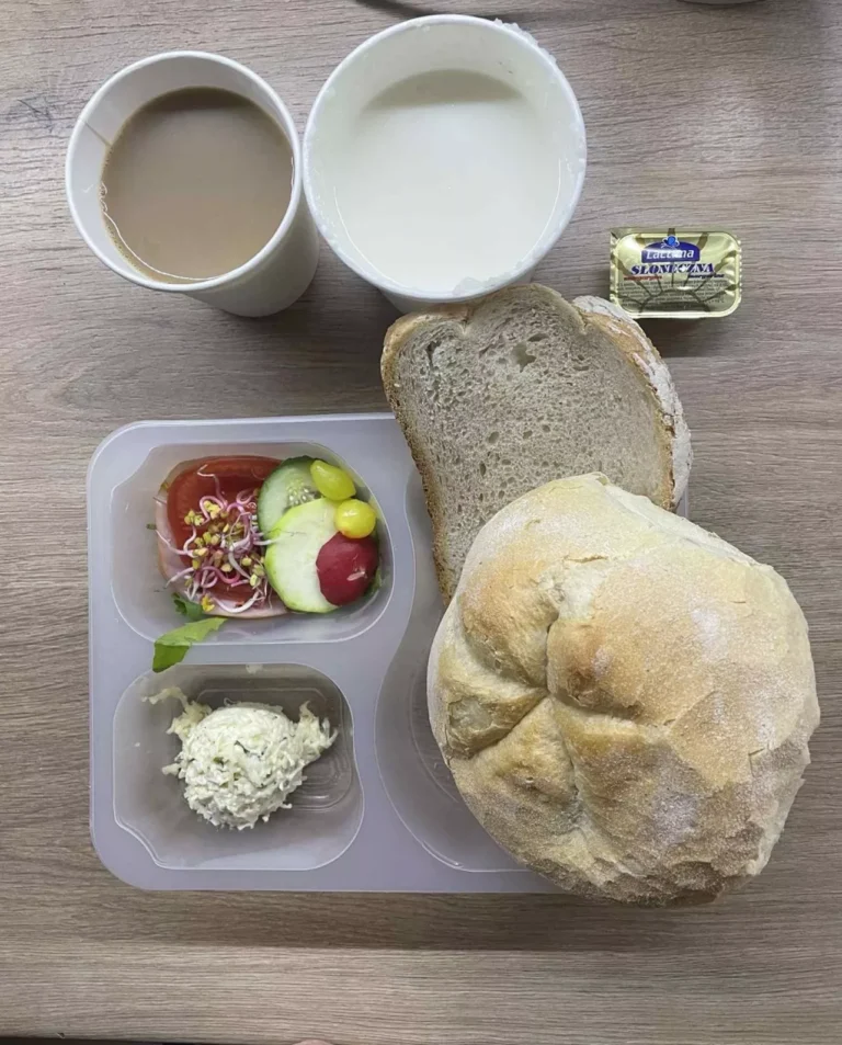 Śniadanie: dieta podstawowa (Chorzów, Sosnowiec)
Zupa mleczna z kaszą manną - kawa zbożowa - chleb śląski - kajzerka – margaryna- pasta serowa ze szczypiorkiem – polędwica sopocka – rzodkiewka – sałata – pomidor – kiełki – ogórek – cukinia
A: GL, SOJ, MLE, SEL, GOR
Śniadanie: dieta podstawowa (Chorzów, Sosnowiec)
Zupa mleczna z kaszą manną - kawa zbożowa - chleb śląski - kajzerka – margaryna- pasta serowa ze szczypiorkiem – polędwica sopocka – rzodkiewka – sałata – pomidor – kiełki – ogórek – cukinia
A: GL, SOJ, MLE, SEL, GOR