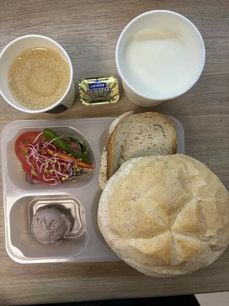 Śniadanie: dieta podstawowa (Chorzów, Sosnowiec)
Zupa mleczna z płatkami gryczanymi – kawa zbożowa – chleb śląski – kajzerka – margaryna – pasztet z kurczaka – szynka biała – papryka – sałata – pomidor – kiełki
A: GLU, JAJ, SOJ, MLE, SEL, GOR
Śniadanie: dieta podstawowa (Chorzów, Sosnowiec)
Zupa mleczna z płatkami gryczanymi – kawa zbożowa – chleb śląski – kajzerka – margaryna – pasztet z kurczaka – szynka biała – papryka – sałata – pomidor – kiełki
A: GLU, JAJ, SOJ, MLE, SEL, GOR